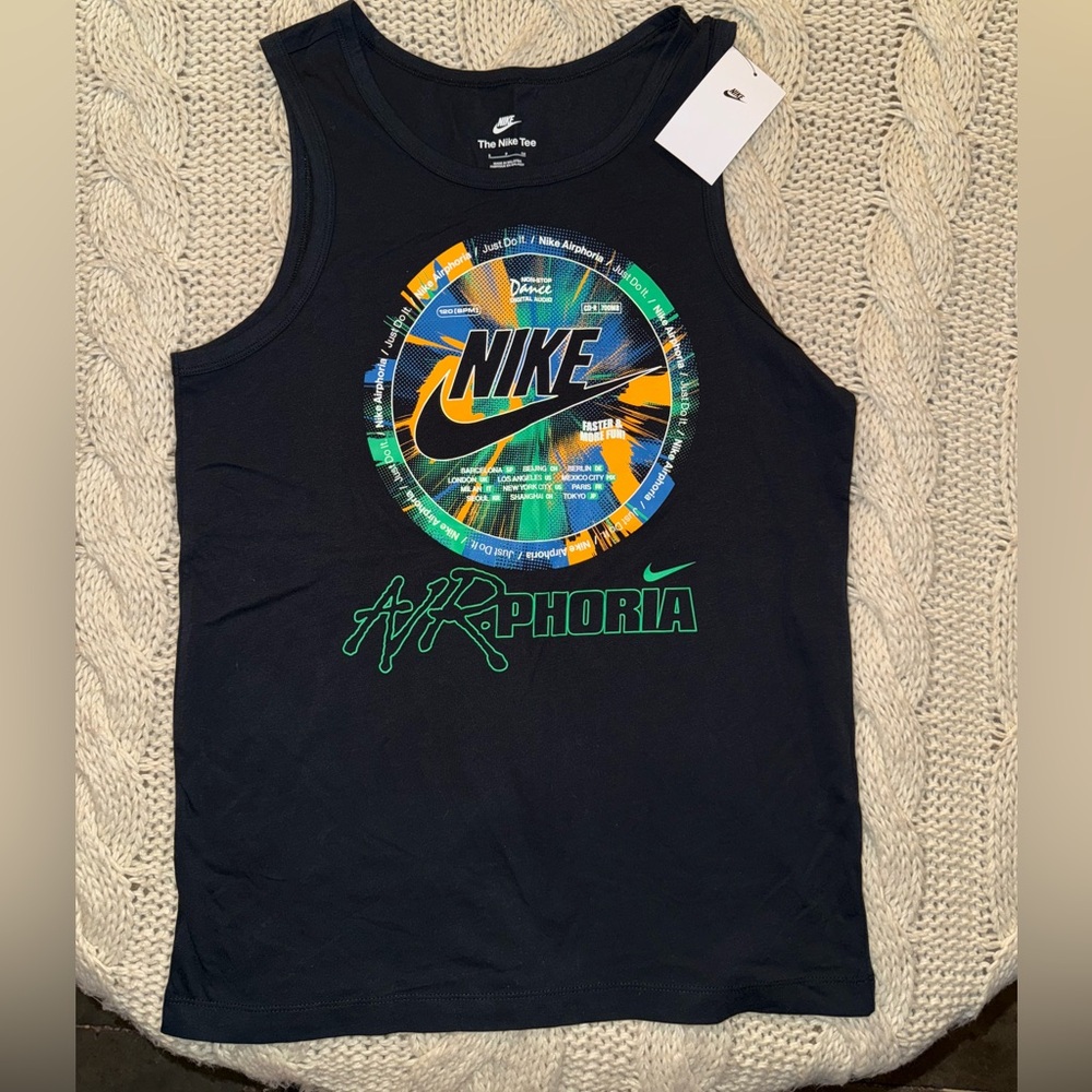 Nike men’s Black Tee with Vibrant Graphic NEW
